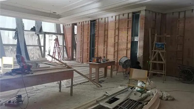 在防水材料固化后，进行贴砖工作前，需要做好以下准备工作：